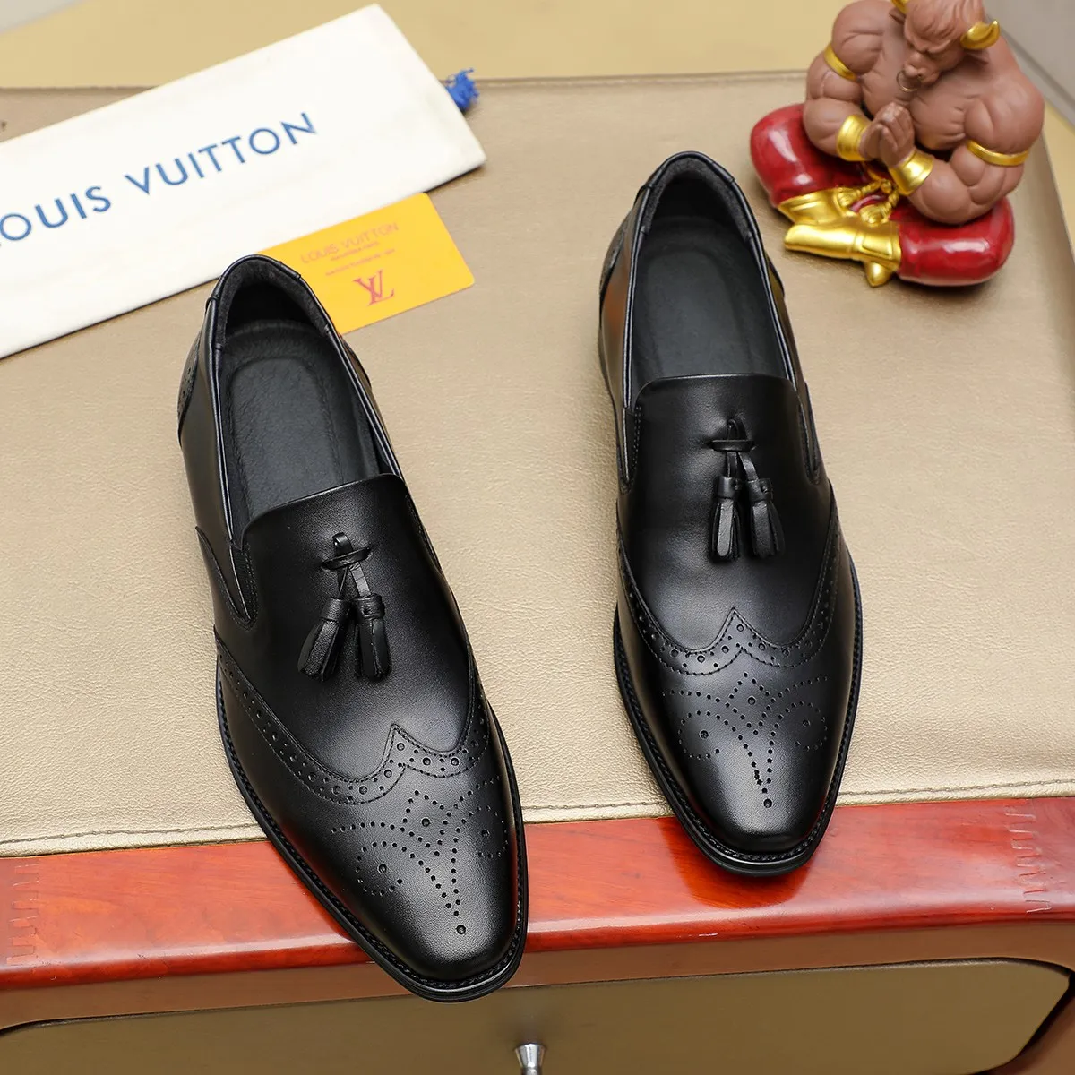 Men's shoes 💰560 💰 Louis Vuitton LV ® Autumn and Winter 🆕 models 🔛Full shoe counter First layer cowhide, 🐂Leather lined casual shoes for men, super soft outsole, a must-have for driving. Counter synchronization Original first layer cowhide Completely 1:1 mold customization 🌹Top version, 2 colors available! Number: 38-45 (37.46. Customized)